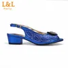 Kleidungsschuhe, die italienisches Modedesign Low -Heels Sandalen Schöne PU mit Strass Royal Blue und Taschen Set für Hochzeitsfeier