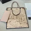 Sequins Femmes Designer Tote Bag Bling Bling Bling Gold Metal Hardware Matelasse Chaîne de grande capacité Bauche à main Jumbo Sac à main Purse Sacoche Dot portefeuille 240515