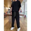 Yaz Erkek Kore Moda Gevşek İpek Takipleri Elastik Nefes Alabilir Konforlu İnce Fırfırlı Tshirt Pantolon İki Parça Set 240422