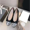 Paris Brand Designer Cowhide Flats Sandales Femmes Ballet Black Ballet Toe Shoes peu profondes Slip sur les orteils ronds Robe Forme Flat Shoe Taille S DH