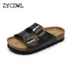 Ldren Cork Sandals Outdoor Anti Slip Soft Leather Girls Beach Shoes Childrens Fashion Sports H240513に使用されるスリッパの新しい夏の男の子スライド