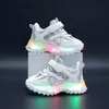 Zomer sneakers kinderen mode meisjes led licht schoenen brief mesh ademende lichtgevende casual sportjongens 240430