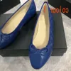 Diseñador de zapatos Paris Black Ballet Flats Marcas Mujeres Acolchadas Colectura de cuero genuino en la bailarina Toe Dames Dames Shoes Channel Zapatos de Comfort