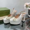 Designer di scarpe Nuove Designer Cuci alti Donne Back Sandals Sandals Sandali Metal Botton Decorative Fashion Platform Piatta