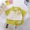 Kläder sätter nya sommarbarns sportkläder set för pojkar och flickor tryckta med bokstäver kort ärm polo skjorta krage shorts baby casual d240514