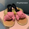 Nya designer sandaler kvinnor flip flops växel botten strandskor loafers mode klassiska blomma brokad tofflor läder gummi varm skoplattform