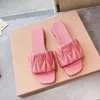 Designer Femmes Slippers Sandales Glissages plats Flip Flip Flip Flip Summer Triangle authentique en cuir extérieur Chaussures de bain Beau