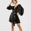 Robes décontractées Ynzzu 2024 Spring Femmes Hobe Color Couleur en V V Laire en lacet Loose Sequin Broidered Long Manched pour YD003