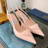 designer skor klackar 7,5 cm slingback pump hög klack svart läder logotyp präglad kep