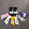 Calzini all'ingrosso Donne maschile calze in cotone puro 24 colori Sports Sockings Letter Color Tie-Dye Printing