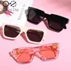 Óculos de sol Novos meninos e meninas Moda Fashion Sunglasses para crianças Retro Sunglasses Protection UV Classic Childrens Glasses D240514