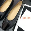 Diseñador de zapatos Paris Black Ballet Flats Marcas Mujeres Acolchadas Colectura de cuero genuino en la bailarina Toe Dames Dames Shoes Channel Zapatos de Comfort