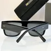 Modedesigner Sonnenbrille für Frauen Luxusmarke Männer Sonnenbrille Signature Tempel Schwarzer Rahmen Sonnenbrillen Square Heißer Mann UV400 Linsen Brille Reiseurlaubsschatten