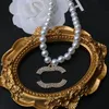 Lyxdesigner dubbel bokstav hänge halsband guldpläterade crysatl sträng tröja varumärke halsband pärlkedja för kvinnor bröllop parti juvelen tillbehör