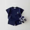 Set di abbigliamento 2024 Summer Boys Set Set Emblema da orso ricamato+Shorts sciolti Girl 2pcs Casual Baby Set Preschool Abbigliamento D240514