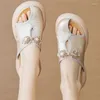 Vestido sapatos de salto médio verão de pé aberto de dedão dos pés 2024 de alta qualidade feminina de cor étnica de cor clara feminina