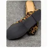 Повседневная обувь леопардовая печать модные квартиры летняя плоская квадратная голова Мюллера обернутая наполовину тапочка ленивые люди носят сандалии маленькие
