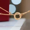 Designer Croitrres Nacklace Simple Set Pendant High Edition Love Series Necklace 18K tjockt guld Inlagd med Diamond Round Cake Circular Necklace L1004