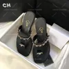 2024 Luxury Designer Flat Slippers Femme Summer Velvet Crystal Metallic Brand Chaussures pour femmes Sandals Sexy Sexy Beach Tong-flip-flip Chslides Tories Thong 35-42