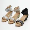 Sandálias 2024 Summer mulheres flash diamante sapatos romanos calcanhar calcanhar moda escura Padrão de tiras cruzadas zip ladies party vocation 0f92