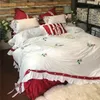 Set di biancheria da letto cotone bianco grazioso bosco rosso bacche rosa ricamato fogli di volant rosa cusca di piumino set king size