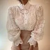 Blouses pour femmes chemise de chemise en dentelle blanche vintage Femmes Spring Bouton Bouton Top féminin Collier Crochet Hollow Casual 12928