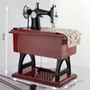 Dekorativa figurer 1st Mini Sewing Machine Music Box Model Plastic Decorat Små gåvor för par- och vänbarnsdekoration