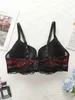 Des soutiens-gorge définissent la lingerie surdimensionnée sexy avec une demi-tasse réunie de conception de dentelle noire et rouge adaptée aux femmes dodues 90D-110D B2387 Y240513