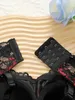 Des soutiens-gorge définissent la lingerie surdimensionnée sexy avec une demi-tasse réunie de conception de dentelle noire et rouge adaptée aux femmes dodues 90D-110D B2387 Y240513