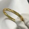 2024 Designer Clover Bangle Märke armband för kvinnor 18K guldpläterad full kristall fyra blad perlee söt klöver blomma manschett valentin fest gåva juvelryq