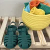 2024 Sommar baby sandaler romerska flickor småbarn barn ihåliga prinsessor metall spännskor godis gelé strandskor pojkar tofflor 240429