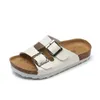 Ldren Cork Sandals Outdoor Anti Slip Soft Leather Girls Beach Shoes Childrens Fashion Sports H240513に使用されるスリッパの新しい夏の男の子スライド