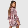 Robes décontractées Ynzzu 2024 Spring Femmes Hobe Color Couleur en V V Laire en lacet Loose Sequin Broidered Long Manched pour YD003