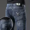 Designer di jeans maschile 2023 Autunno/Inverno nuovo marchio di moda europeo per uomini e giovani versione coreana slim fit a piede elastico ricamo elastico pantaloni casual 4h4w