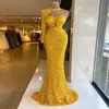 2022 Luxusabendkleider helle gelbe Pailletten Perlen Halfter Langarm Kleid für formale Partykleider maßgeschneiderte Sweep -Zugrobe 216W