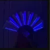 Jouer des fournitures pliantes de la fête lumineuse avec un ventilateur coloré main tenu aux fans dirigés par Abanico Dance lueur dans la soirée sombre accessoire S