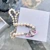 New Western Imperation Dowager Pink Lacquered Saturn Pearl Colar Chain, pequena e elegante versátil, elegância leve de luxo e elegância