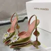 Amina Muaddi Silk High Heel Sandalen Luxuskleid Schuhe Mode Leder Mules Spulen Heels 9,5 cm Starbust Brosche Sonnenblume Bowtie Satin Strasshochzeitsfeier Pumps
