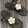 Kvinnor Sandaler Summer Fashion Leisure Flat Bottom Shoes Designer Flowers Leather Flip-Flops Outdoor Sandbeach Ankle Strap Sandal Comfort