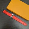 Luxury Emboss Letter Designer Watch Band per Apple Watchs Iwatch 9 8 7 6 5 4 3 2 Ultra in pelle poltrone Braccialetta Designer Bracciale Bracciale Bracciale 38mm 41mm 41mm 42mm 44mm 49mm