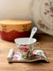 Tazze piatto a tazza floreale in barca piatta e cucchiaio caffè a tre pezzi