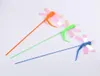 Cat Toys 1 PC Kleurrijk klinkende Dragonfly Feather Tickle Rod Teaser Interactive Training Pet Fun Supplies45994099