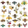 Broches Creative Animal Insect Broche Broche de décoration cristal brillante Pin de conception d'abeille pour hommes et femmes vêtements