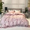 Set di biancheria da letto cotone bianco grazioso bosco rosso bacche rosa ricamato fogli di volant rosa cusca di piumino set king size