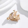 Broches Koreaanse versie van Creative Sail Pearl Broche Alloy Drip Oil Boat Corsage Simple Personality Clothing Accessories