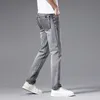 Designer en jeans masculin européen pour 2024 Nouveau été à la mode mince, élastique élastique haut de gamme, petit pantalon long de luxe léger qszq
