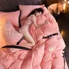 Conjuntos de cama 4pcs colcha capa de lençol travesseiro rosa/preto/vermelho consolador espessado cor pura de penas de penas 2024
