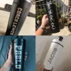 Cadeau d'anniversaire personnalisé pour les familles Friends Bouteille Shaker avec shaker balle fuite Proof Drink Botter Bottle Protein Powder Shakers 240507