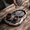 Les ensembles de voies de thé sont une petite cérémonie de plateau de thé à feuilles de lotus ensemble d'imitation rétro-foyer brûlant une poterie grossière à bulles sèches dorées