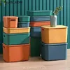 Lagringslådor BINS 1/2 Plastförvaringskort Stapelbar korg med lock och hanterad färgad skrivbordsbox Cube Container S24513